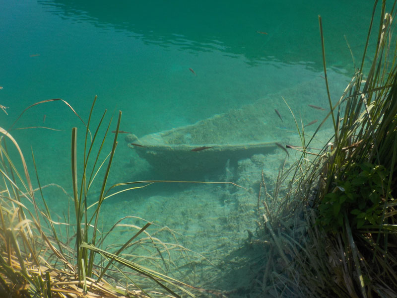 Zatopiona łódka w błękicie